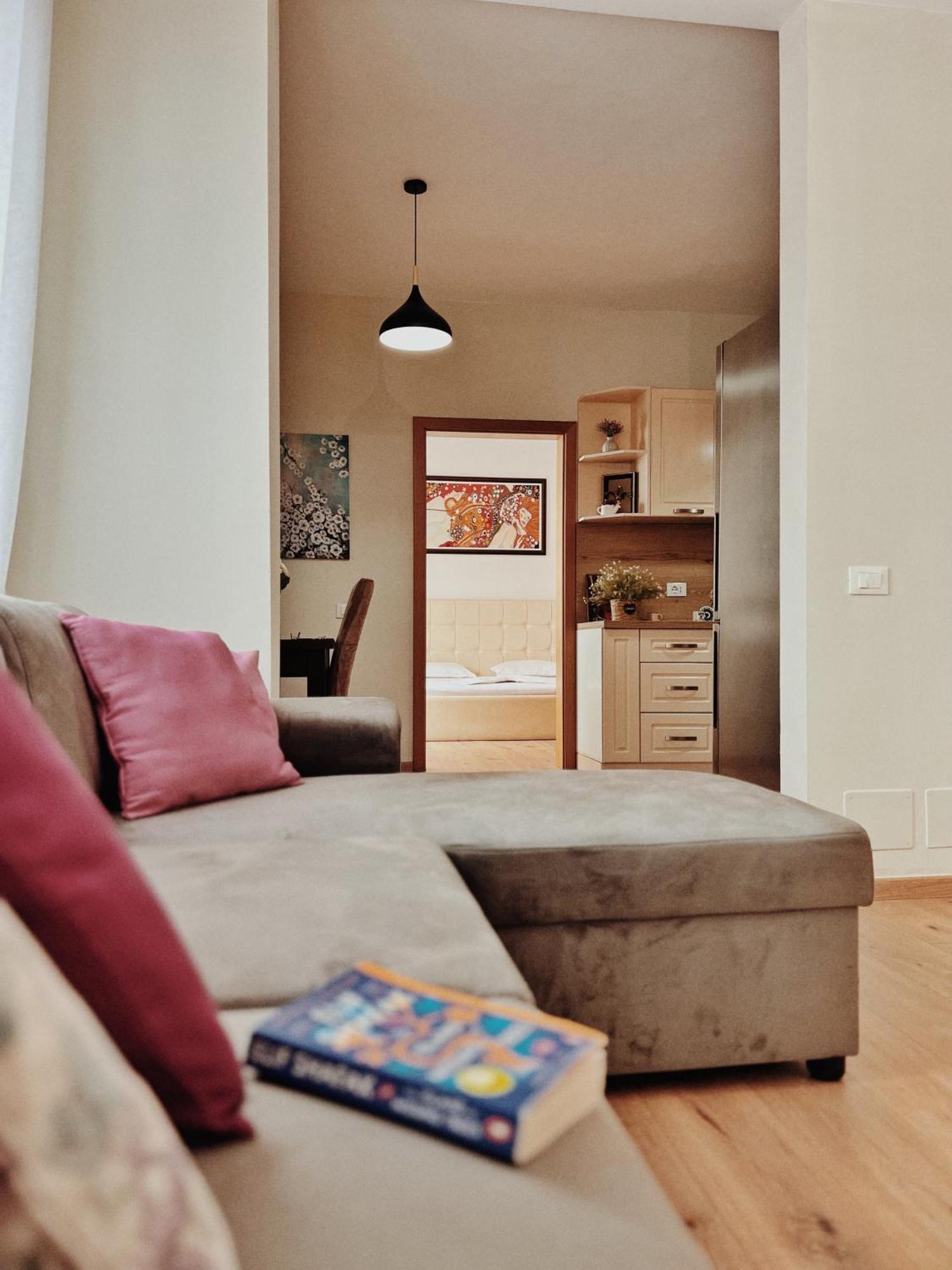 Cozy Rooftop Apartment - Your Home, Away From Home! ティラナ エクステリア 写真
