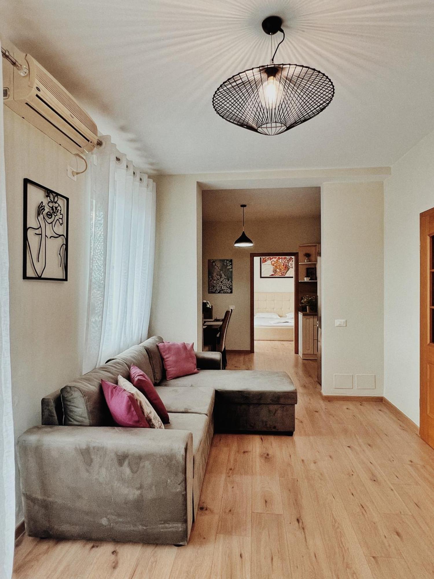 Cozy Rooftop Apartment - Your Home, Away From Home! ティラナ エクステリア 写真